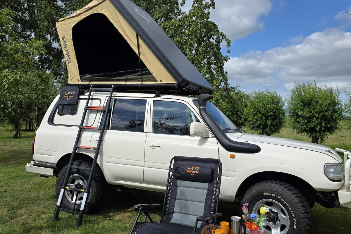 LCM Savannah daktent opengeklapt met telescopische ladder – klaar voor onderhoud en gebruik