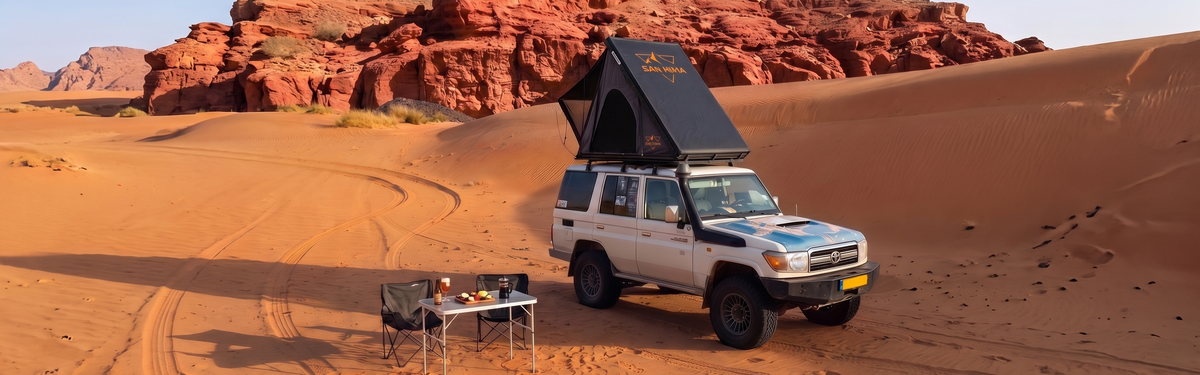 LCM hardshell daktent opengeklapt op Toyota Land Cruiser tussen rotsen en duinen