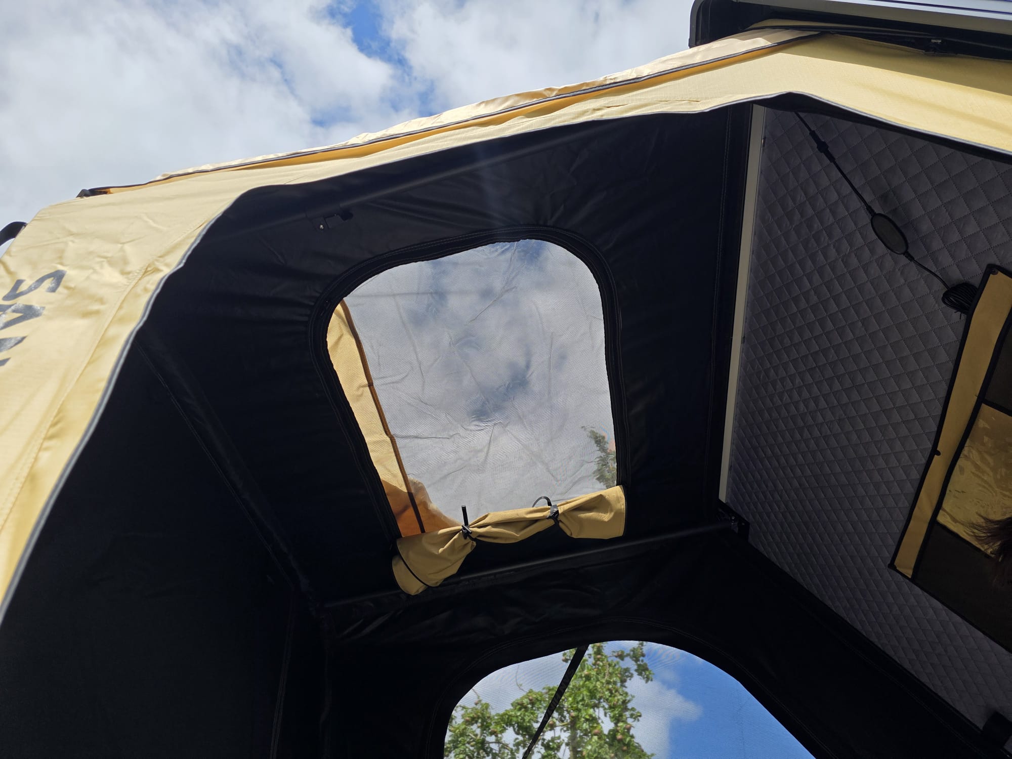 Interieur LCM Savannah daktent met gaasramen en gewatteerde anti-condens binnenwand