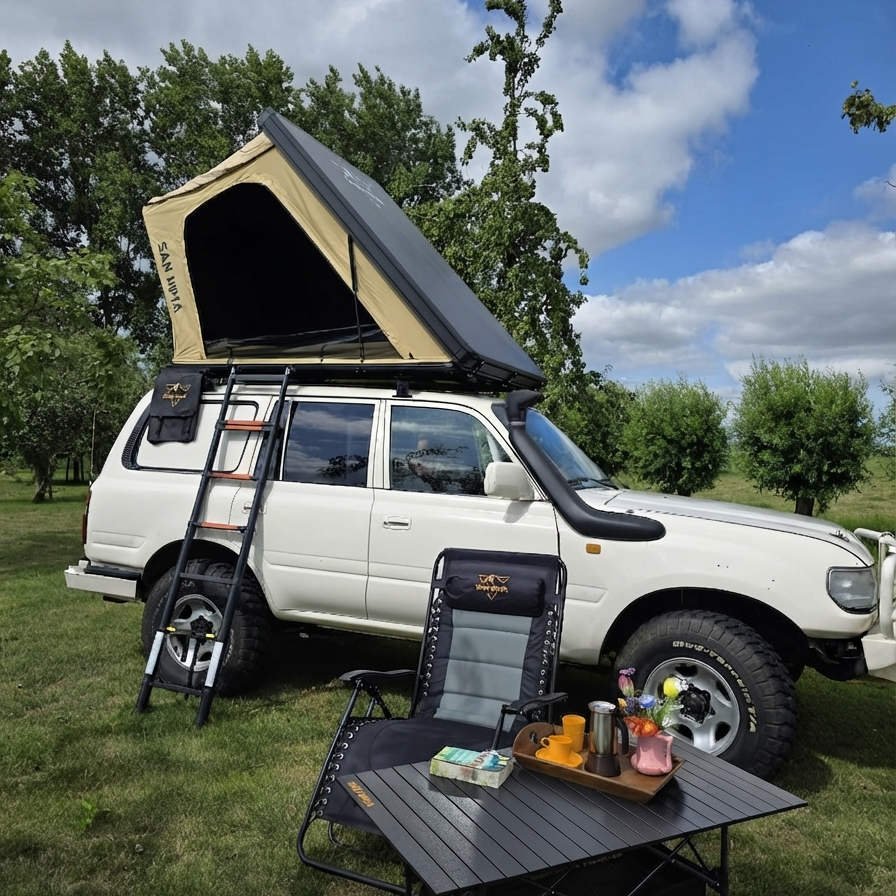 LCM Savannah hardshell daktent op een witte Toyota Land Cruiser met campingset in het weiland – kaartweergave