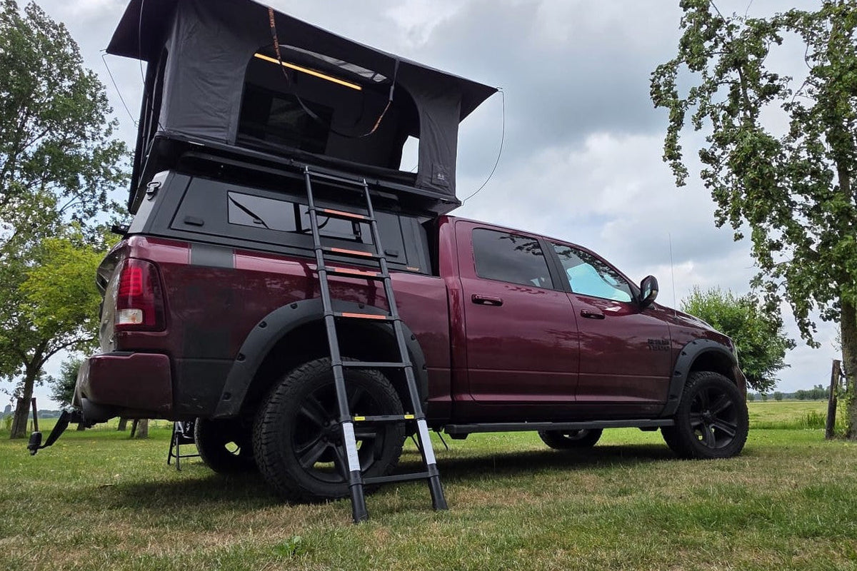LCM Oasis hardshell daktent opengeklapt op RAM pick-up met telescopische ladder
