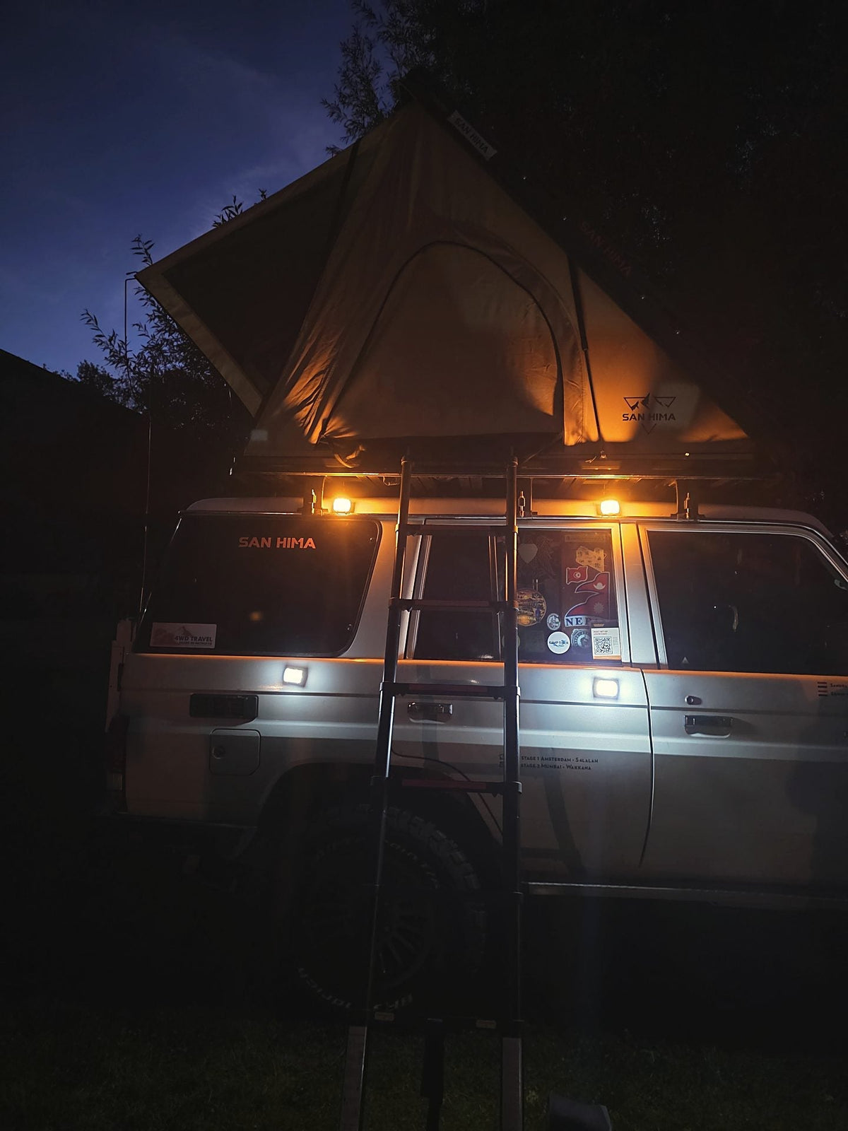 LCM hardshell daktent open bij nacht met de verlichting aan