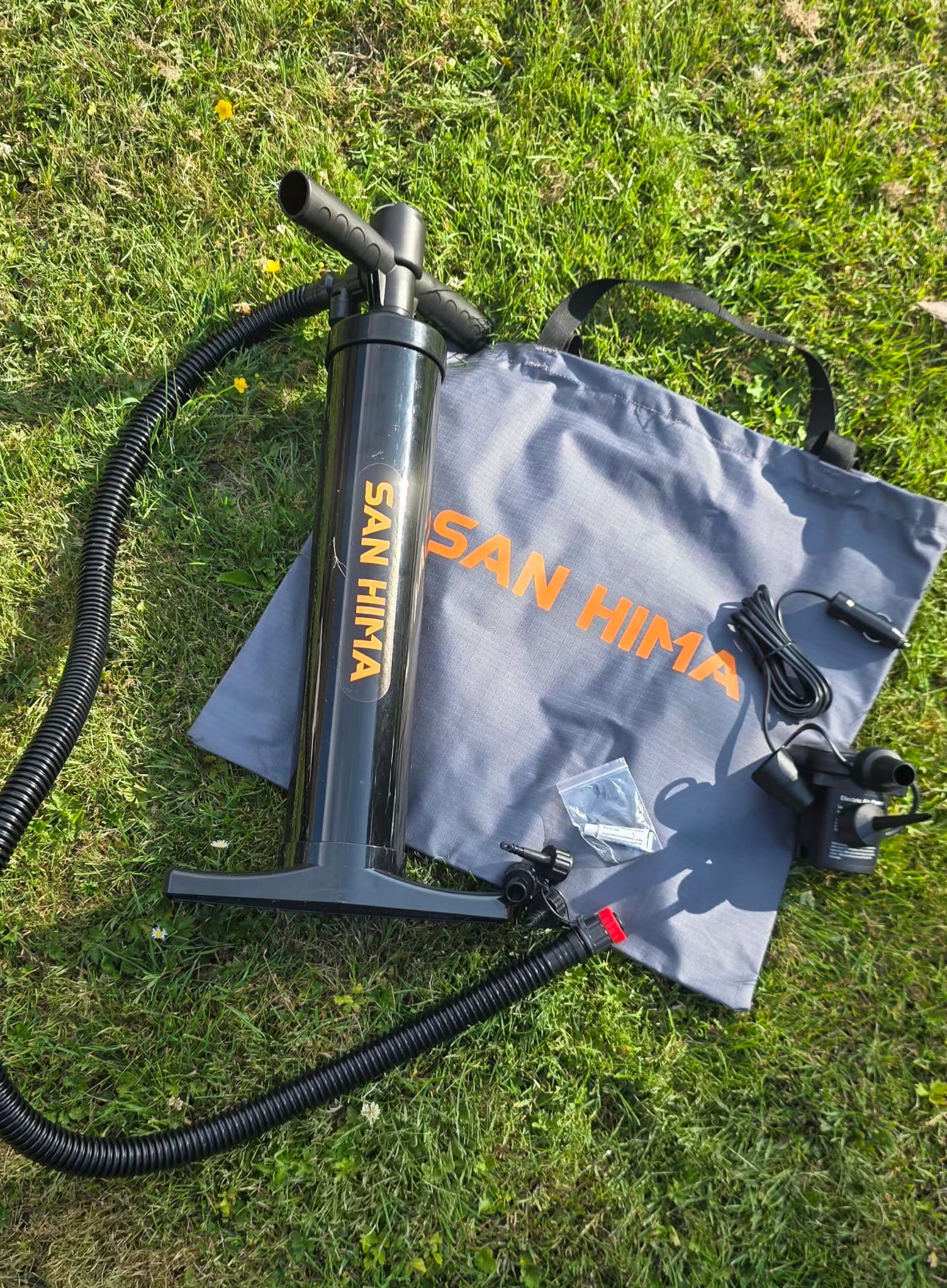 Meegeleverde SAN HIMA handpomp, draagtas en elektrische pomp voor het luchtbed