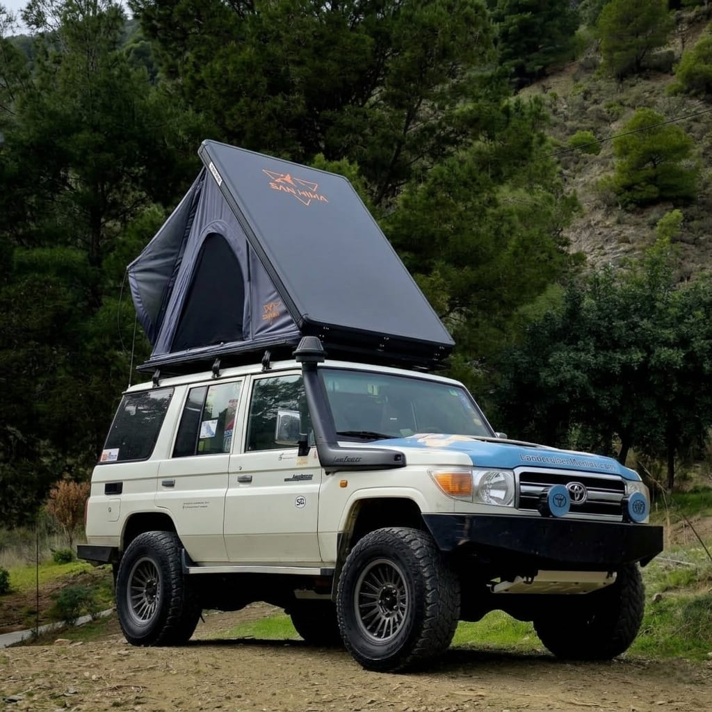 LCM Dune hardshell daktent opengeklapt op Toyota Land Cruiser op onverhard bergpad – SAN HIMA